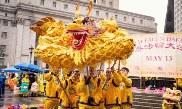 Дождь в Нью-Йорке не помешал празднованию Фалуньгун по всему миру
